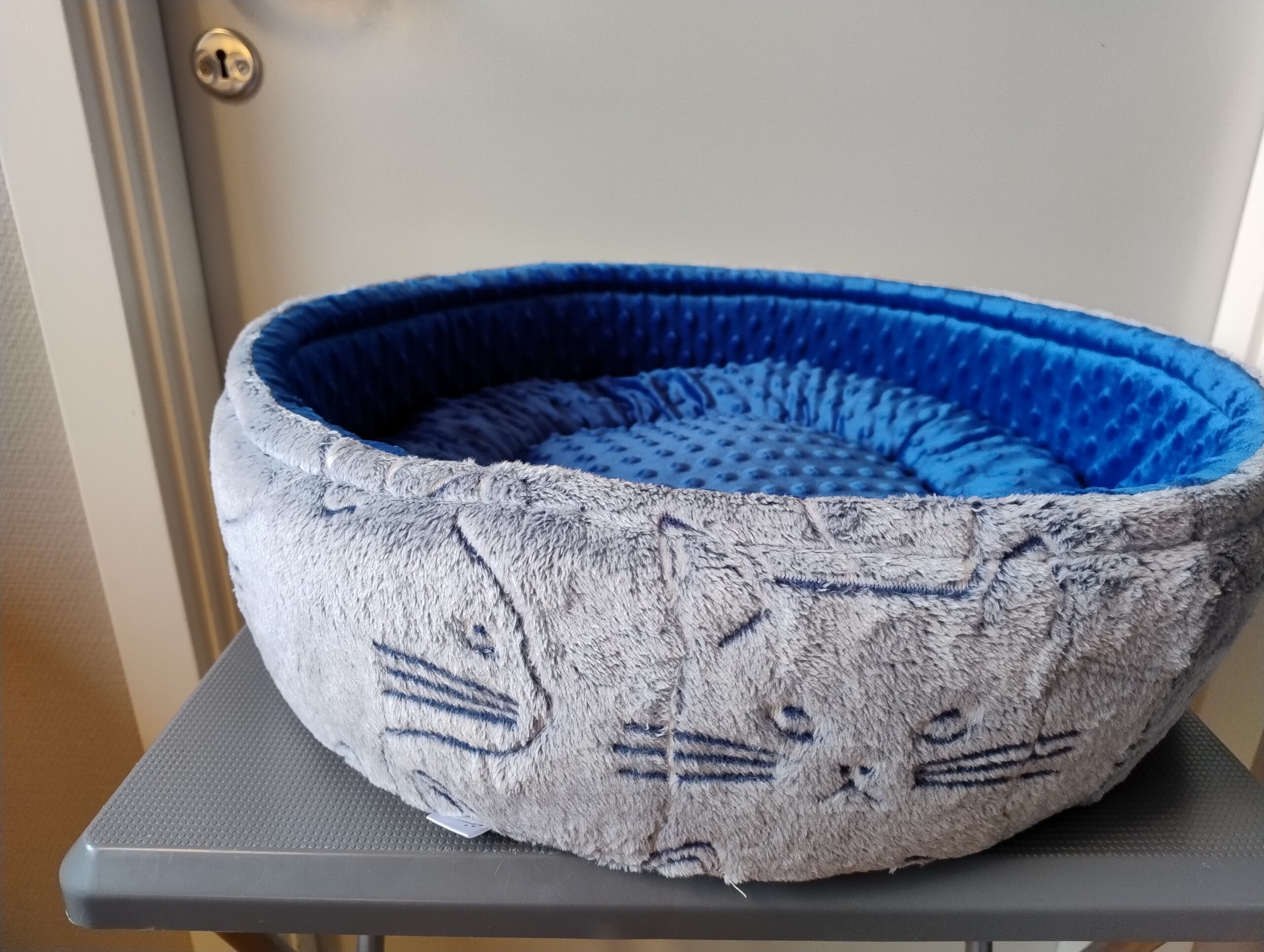 Rund Seng 50 cm Gråblå m/katepræg/blå