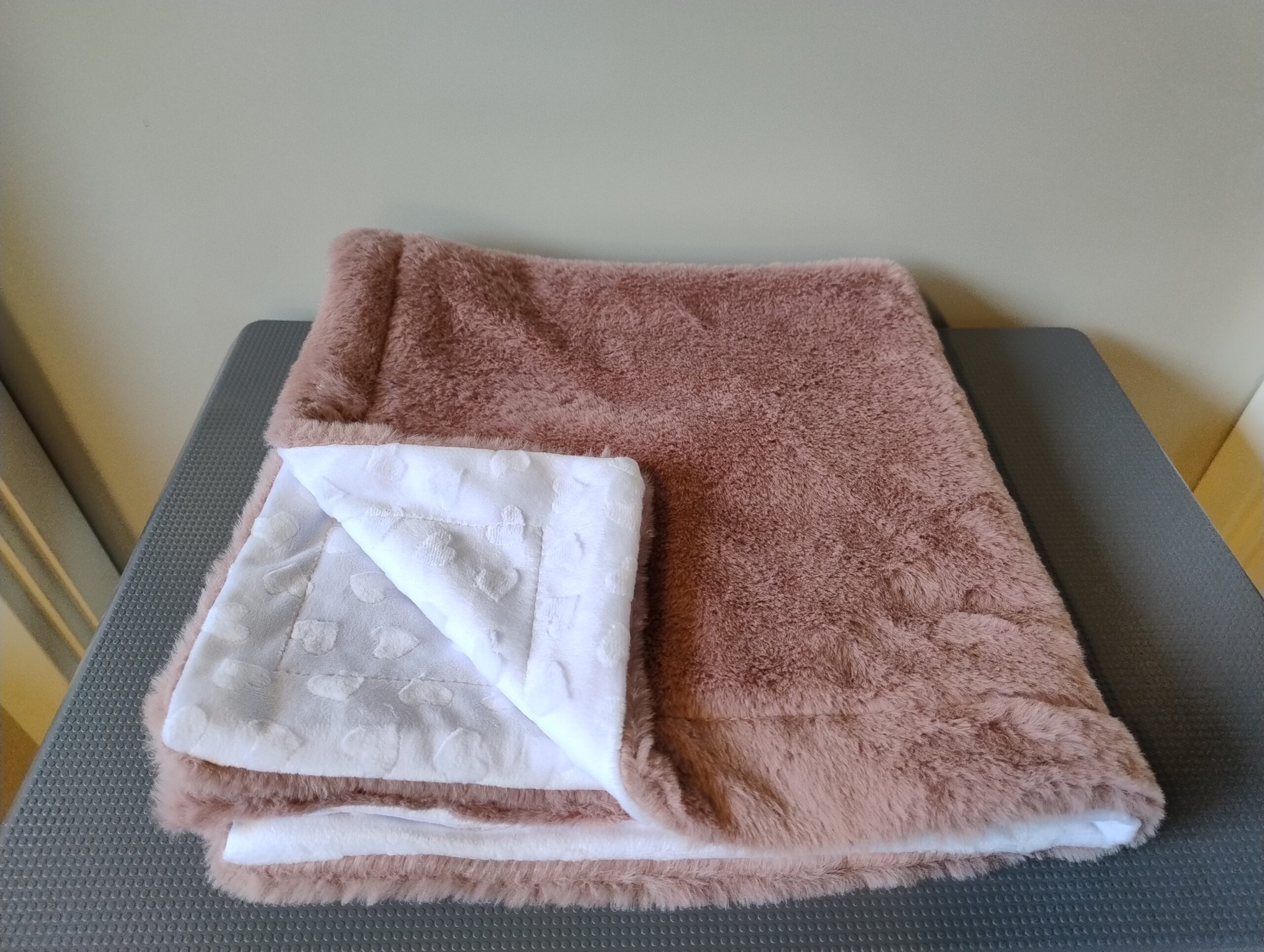 Tæppe 60x60 - gammelrosa/hvid hjerte